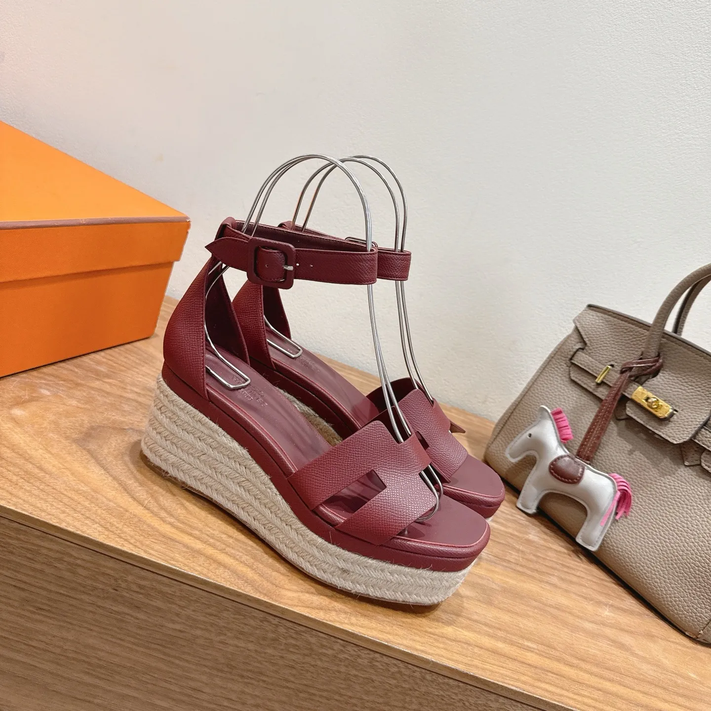 👟👟Ex-factory price 720👟👟 Hermes... a Eclair 2025 new color + popular series, the version is super positive, with a certain thickness, which makes the legs longer! Breathable, comfortable calfskin, spring and summer color matching, this item is both beautiful and comfortable! Channel supply code size: 35-39 can be ordered as 40.41 with airplane box ➕20
